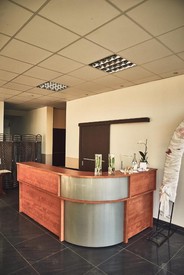 Hotel Ab Тичи Екстериор снимка